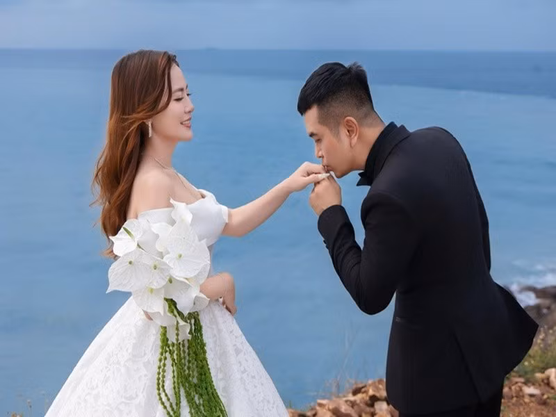 Trong mắt Hùng Thuận, Tuệ Tâm hòa đồng và biết lo nghĩ cho người khác. Cả hai hỗ trợ nhau kinh doanh kể từ khi gắn bó. Ảnh: FB Hùng Thuận.