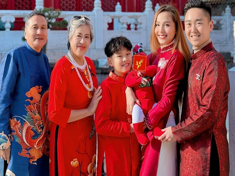 Cả gia đình Diễm Hương diện áo dài chụp ảnh mừng Tết Nguyên đán 2026 tại Canada.