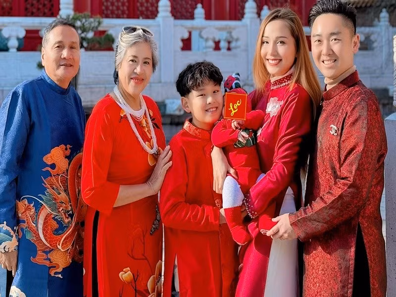 Cả gia đình Diễm Hương diện áo dài chụp ảnh mừng Tết Nguyên đán 2026 tại Canada.
