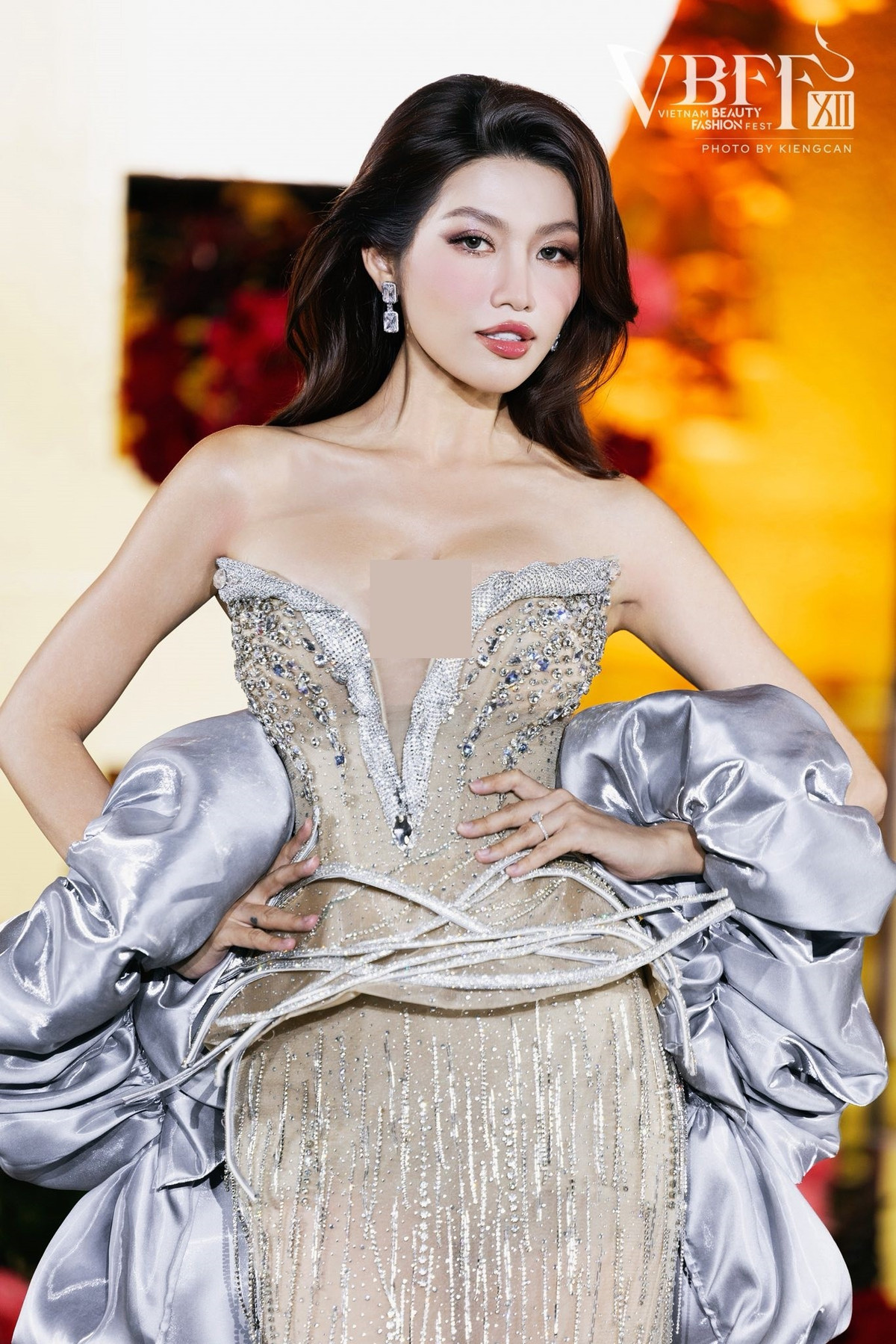 Nàng hậu gợi cảm, cuốn hút khi làm người mẫu. Ảnh: FB Quỳnh Châu.