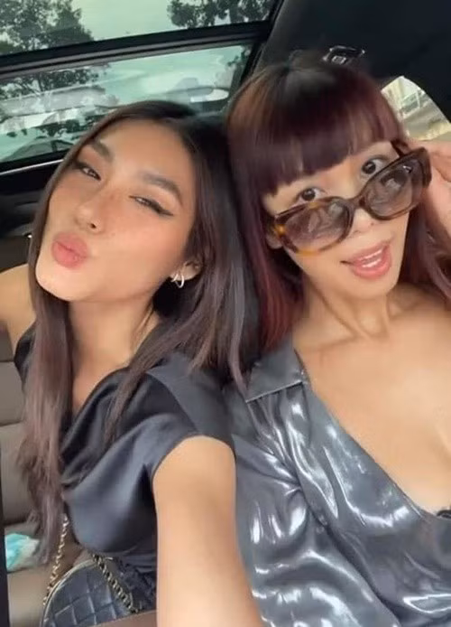 "Hà Anh rất tập trung quan sát Nhi và qua quá trình đã hướng cho Nhi tìm được bản sắc riêng, câu chuyện riêng của mình, khuyến khích sự tự nhiên nhưng rèn giũa tinh thần và phong thái nói chuyện và ứng xử như một nữ hoàng sắc đẹp, thanh lịch, tự tin, toả sáng nhưng vẫn giữ nguyên bản sắc của mình", Hà Anh bày tỏ. Ảnh: FB Thảo Nhi Lê.