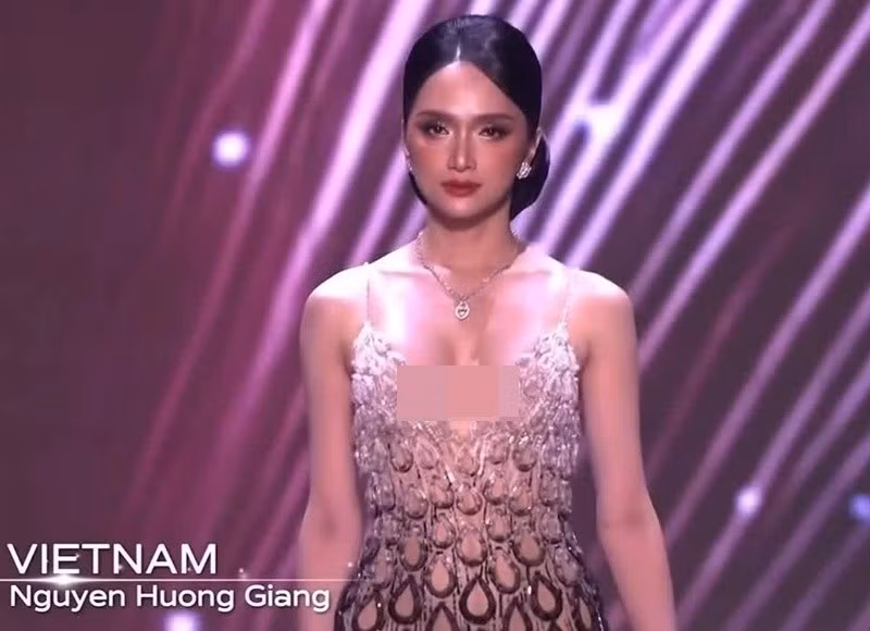 Đại diện Việt Nam búi tóc cao trong phần thi trang phục dạ hội. Ảnh: Tiền Phong.