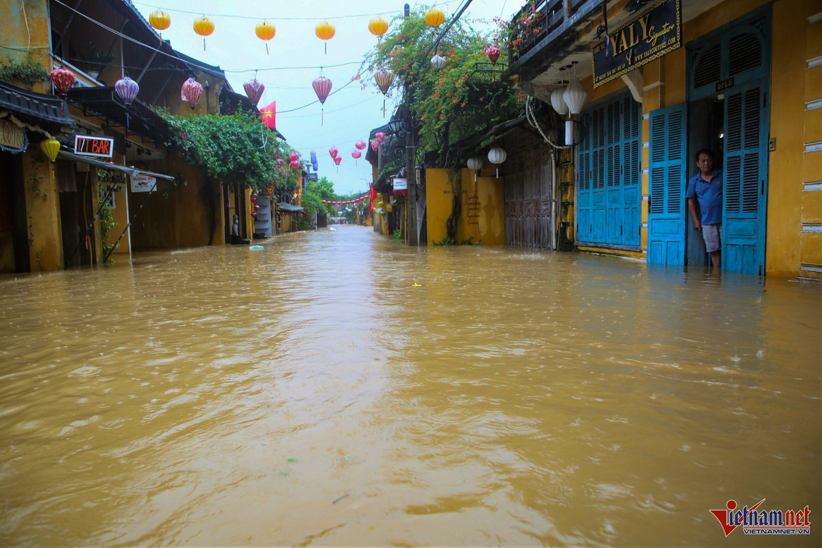 Phố cổ Hội An vẫn mênh mông nước lũ.