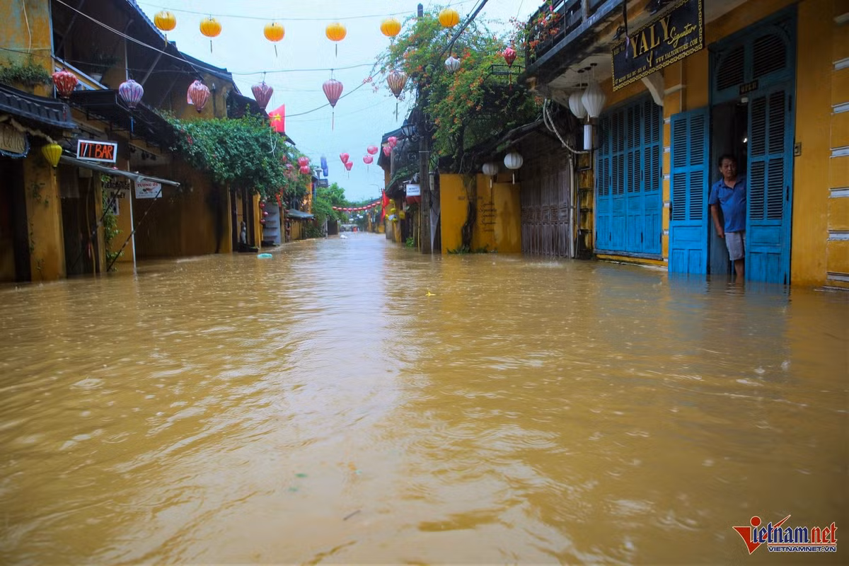 Phố cổ Hội An vẫn mênh mông nước lũ.