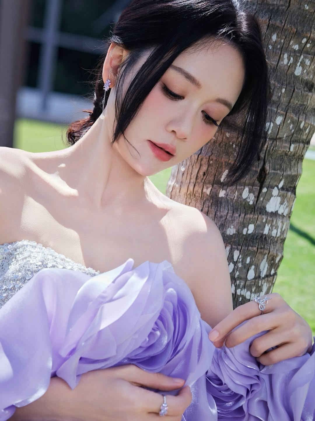 Mái tóc được búi thấp gọn gàng nhưng vẫn có những lọn tóc mái buông lơi tự nhiên, tạo cảm giác vừa nữ tính vừa cổ điển cho nữ diễn viên.