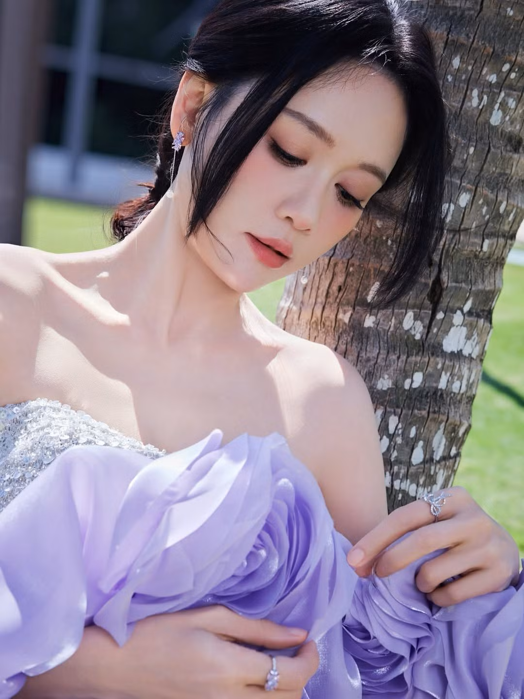 Mái tóc được búi thấp gọn gàng nhưng vẫn có những lọn tóc mái buông lơi tự nhiên, tạo cảm giác vừa nữ tính vừa cổ điển cho nữ diễn viên.