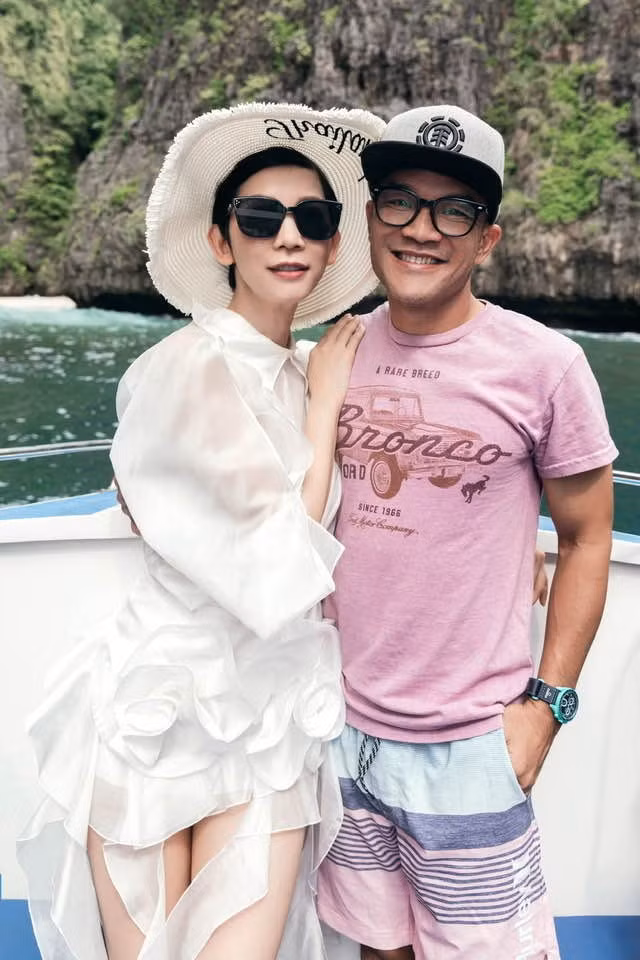 Dịp kỷ niệm 6 năm ngày cưới, Xuân Lan chia sẻ: “Sau 6 năm cùng nhau cố gắng vượt qua những thử thách. Giờ vợ chồng mình lại hứa nắm tay nhau cùng đi tiếp để bắt đầu 1 năm mới vững chắc, thận trọng và trách nhiệm hơn. Cảm ơn chồng vì tất cả”.