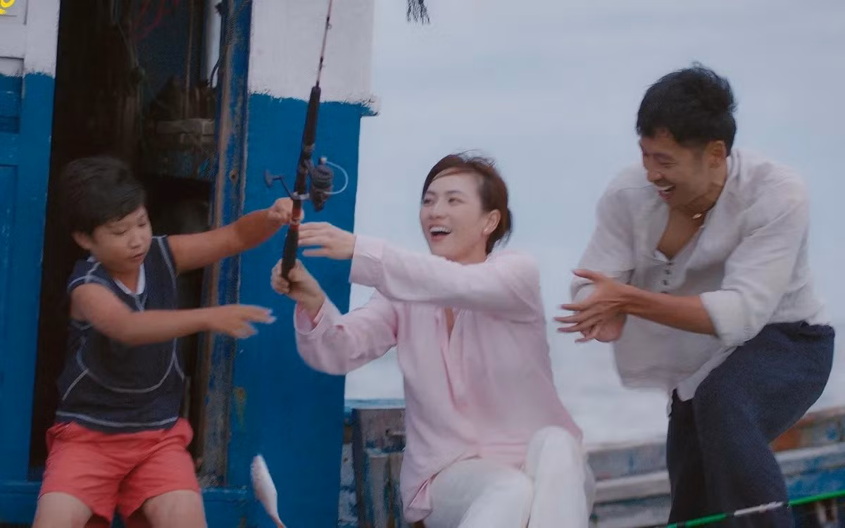 Phương Anh Đào - Tuấn Trần hợp tác trong phim điện ảnh Báu vật trời cho vừa ra mắt. Trong phim, Phương Anh Đào vào vai Ngọc – một người mẹ đơn thân có con trai, tình cờ gặp gỡ Hồng, chàng trai miền biển do Tuấn Trần thủ vai. Ảnh: VTV.