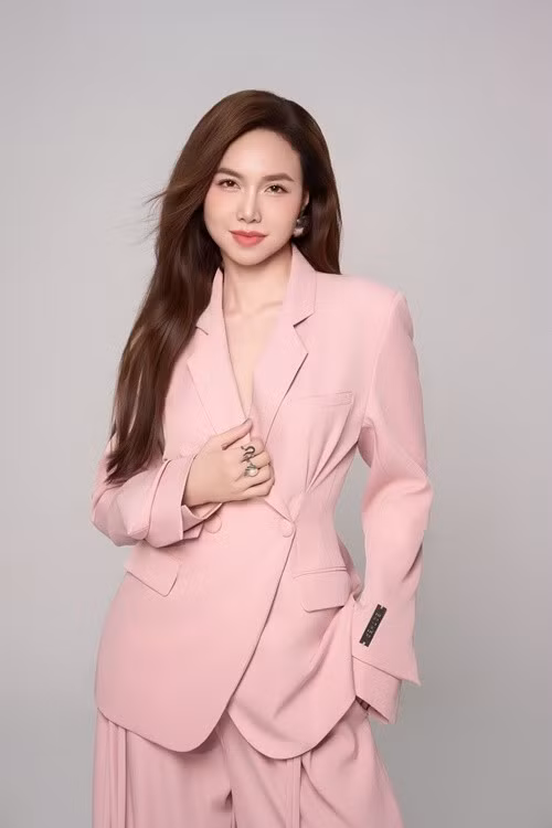 Thiết kế suit màu hồng mang đến cho nữ diễn viên vẻ thanh lịch, hiện đại. Nhan sắc mặn mà của cô thường nhận được nhiều lời khen từ khán giả.