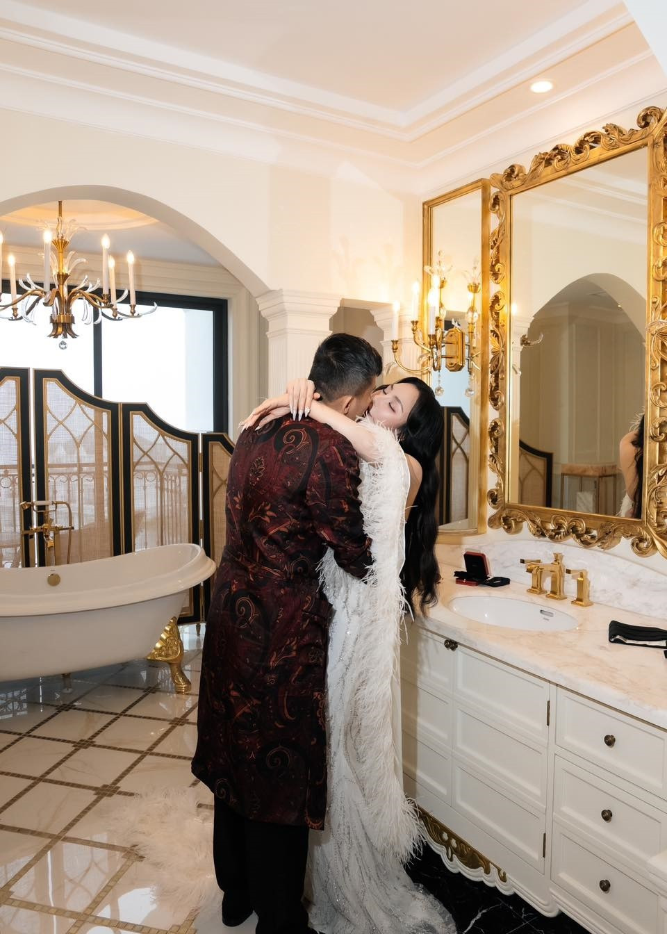 Sau khi đám cưới diễn ra, Hồ Quỳnh Hương hé lộ nhiều bức ảnh tình tứ bên chồng trong ngày trọng đại. Ảnh: FB Hồ Quỳnh Hương.