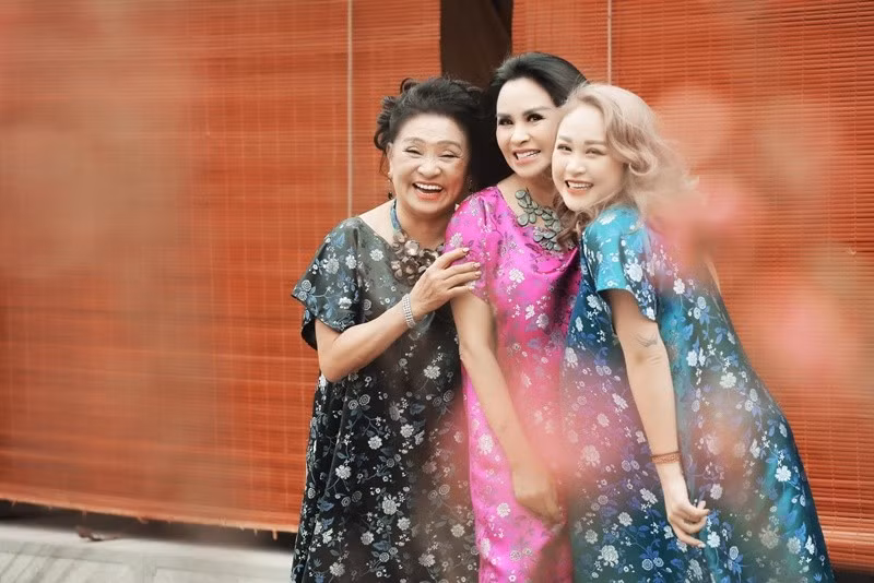 Mới đây, dịp sinh nhật của mẹ, Thiện Thanh gửi lời chúc mừng đến đấng sinh thành: "Mừng sinh nhật bà ngoại của Bao Bao. Em Bao có đôi mắt to tròn đen láy hệt bà ngoại. Em khéo chỉ ăn được 1 quả nho 1 múi quýt mà bà đã mua cho em cả thùng hoa quả để em ăn, cứ khi nào rảnh là bà lại sang ngay với em, em trộm vía cũng ngủ thật ngoan khi được bà bế bồng hát ru em ngủ. Bà yêu em nhiều và em cũng yêu bà lắm. Em chúc bà mãi luôn rạng rỡ rực lửa, tràn ngập niềm vui và hạnh phúc bà ơi". Ảnh: FB Thanh Lam.