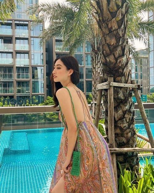 Trong một số lần xuất hiện, nàng hậu lựa chọn váy hở lưng với chi tiết dây mảnh đan chéo. Ngoài ra, phần tà váy xẻ cao còn giúp khéo léo để lộ đôi chân dài.