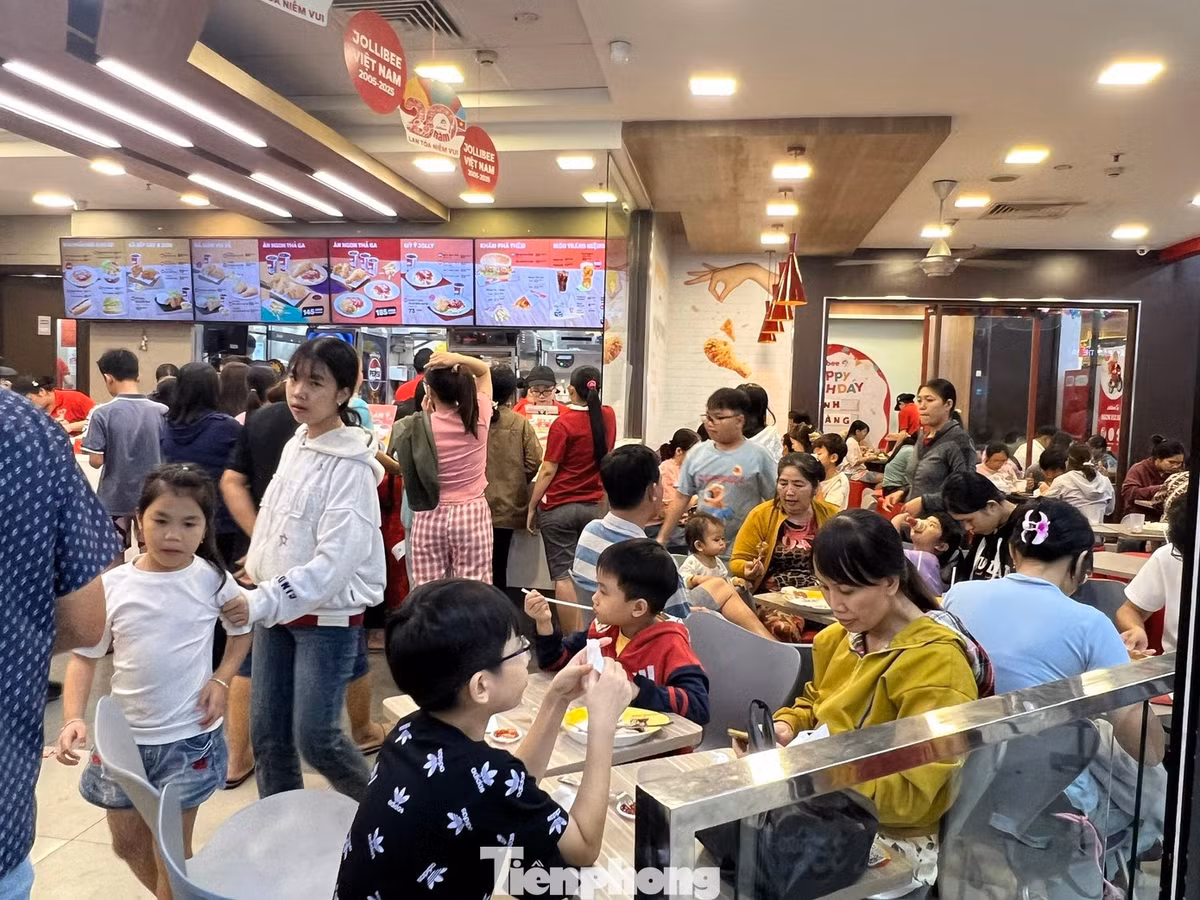 Các quầy hàng ăn uống gần như không còn một chỗ trống. "Giá cả các quầy hàng ở siêu thị, trung tâm thương mại vẫn giữ như ngày thường. Do đó tôi đã đưa các con đến đây ăn uống, vui chơi mặc dù phải chờ đợi vì rất đông khách" - anh Minh (ngụ phường Bình Tiên) cho biết