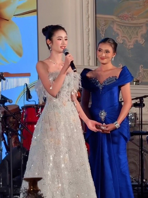 Dự án Heart to head do Ý Nhi sáng lập nhằm mang đến những thay đổi tích cực cho trẻ em có hoàn cảnh khó khăn. Người đẹp đã trực tiếp đến từng điểm trường vùng sâu, vùng xa để trao tặng tủ sách và thực hiện việc sửa chữa, cải tạo cơ sở vật chất đã xuống cấp. Ảnh: FB Ý Nhi.