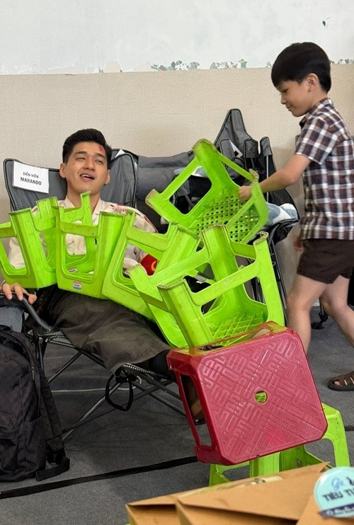 Kaity Nguyễn tiết lộ hình ảnh hài hước của Ma Ran Đô ở hậu trường phim Tử chiến trên không. Ảnh: Kaity Nguyễn.