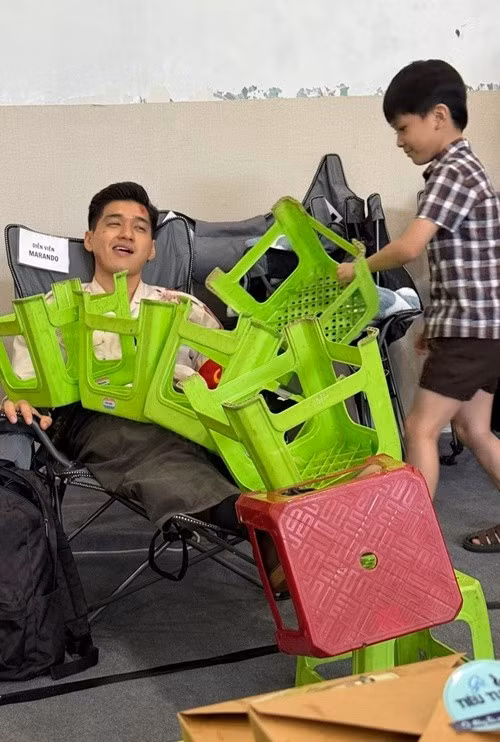 Kaity Nguyễn tiết lộ hình ảnh hài hước của Ma Ran Đô ở hậu trường phim Tử chiến trên không. Ảnh: Kaity Nguyễn.