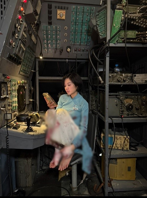 Kaity Nguyễn cũng tiết lộ hình ảnh Trâm Anh ở hậu trường phim Tử chiến trên không. Trong phim, Trâm Anh và Kaity Nguyễn đóng vai các tiếp viên hàng không. Ảnh: FB Kaity Nguyễn.