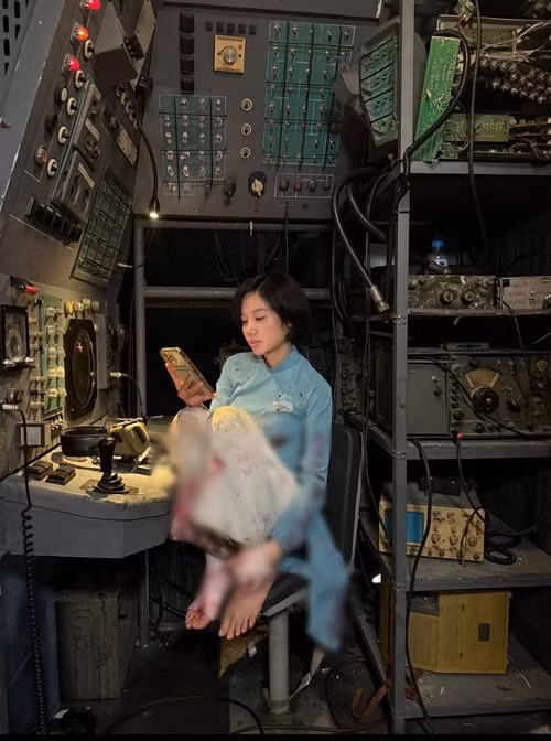 Kaity Nguyễn cũng tiết lộ hình ảnh Trâm Anh ở hậu trường phim Tử chiến trên không. Trong phim, Trâm Anh và Kaity Nguyễn đóng vai các tiếp viên hàng không. Ảnh: FB Kaity Nguyễn.