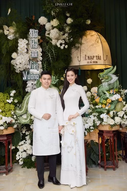 Mới đây, trên trang cá nhân, Hoa hậu Đỗ Thị Hà viết: "Một chút lễ nghi ấm cúng đánh dấu một hành trình mới. Nay mặt anh rõ nét rồi, không còn ảnh chụp sau lưng nữa". Ảnh: FB Đỗ Thị Hà.