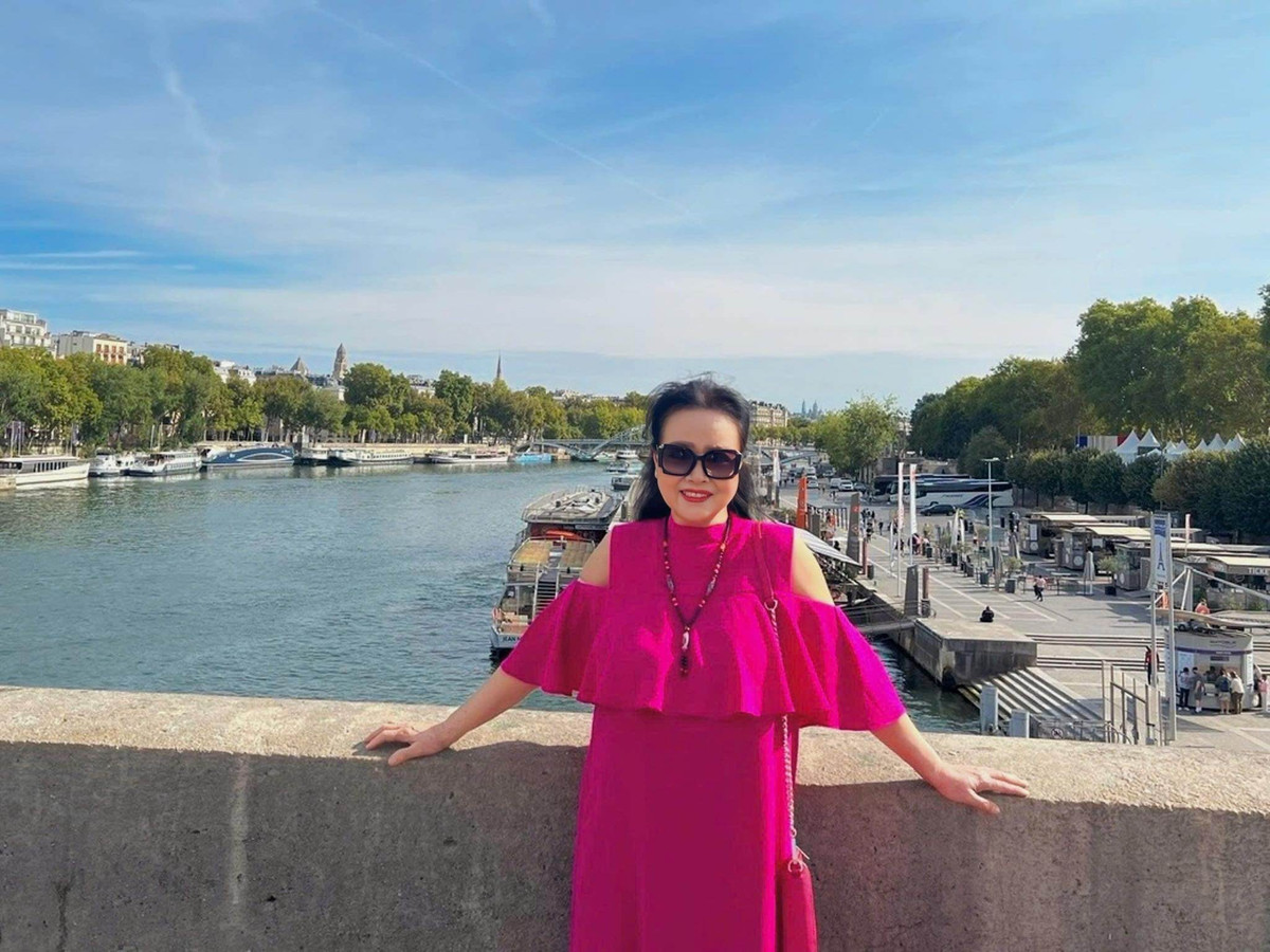 Bà Lê Kim Minh thường chọn trang phục đơn giản, màu sắc trang nhã, phù hợp tuổi tác nhưng không làm mình trở nên già dặn. Chính sự chỉn chu, tinh tế cùng phong thái ung dung khiến mẹ ruột Mai Thu Huyền được nhiều người nhận xét là trẻ trung hơn tuổi thật. Ảnh: Phụ Nữ Thủ Đô.