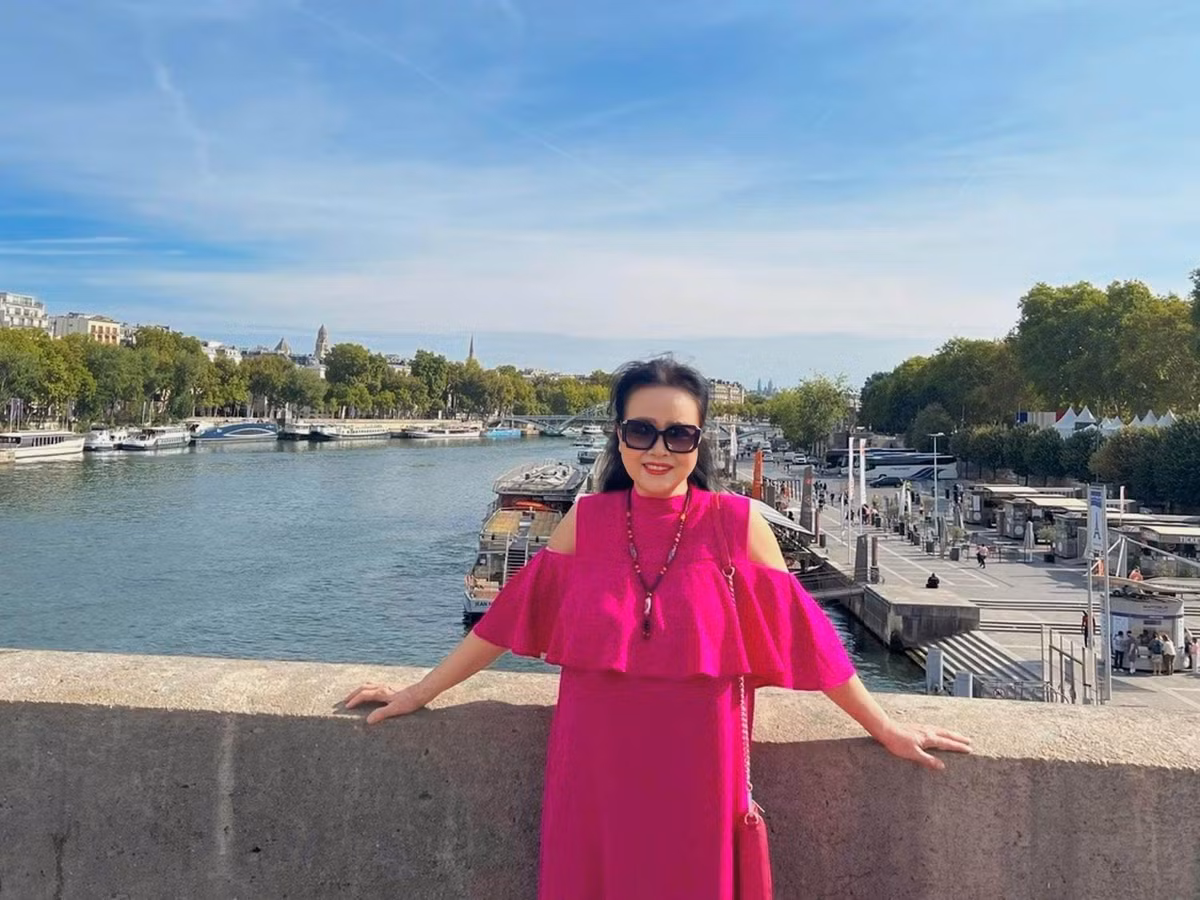 Bà Lê Kim Minh thường chọn trang phục đơn giản, màu sắc trang nhã, phù hợp tuổi tác nhưng không làm mình trở nên già dặn. Chính sự chỉn chu, tinh tế cùng phong thái ung dung khiến mẹ ruột Mai Thu Huyền được nhiều người nhận xét là trẻ trung hơn tuổi thật. Ảnh: Phụ Nữ Thủ Đô.