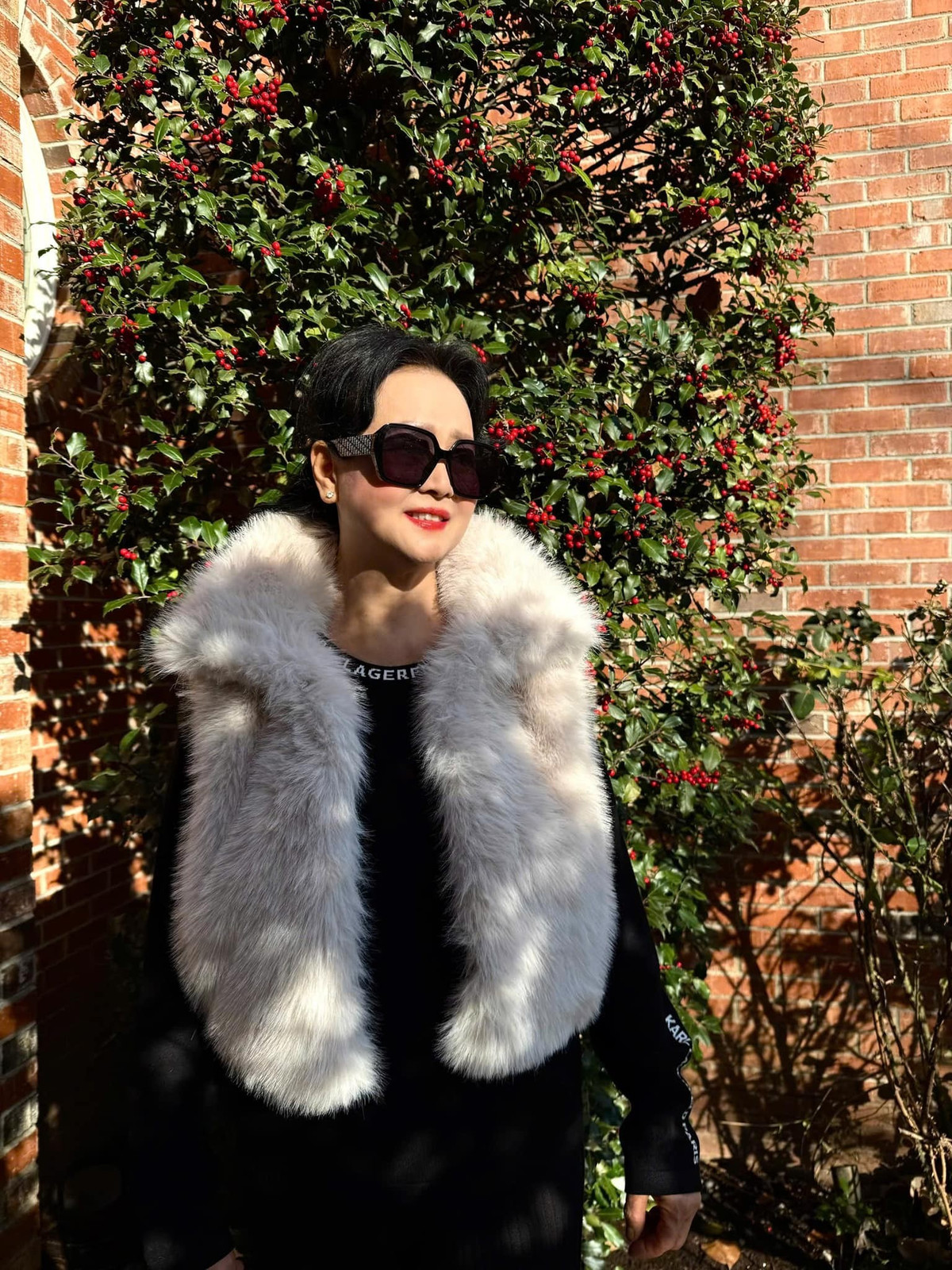 Phong cách ăn mặc của mẹ ruột Mai Thu Huyền cũng góp phần tôn lên nhan sắc mặn mà. Ảnh: Phụ Nữ Thủ Đô.