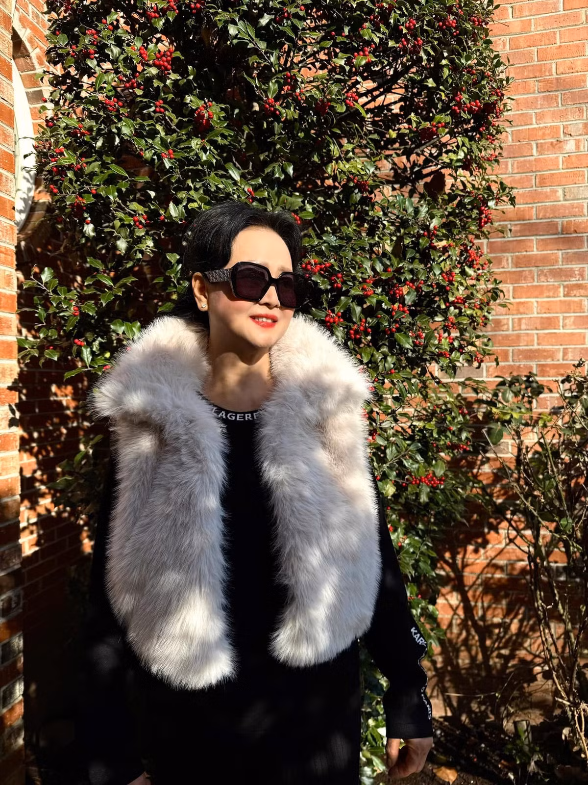 Phong cách ăn mặc của mẹ ruột Mai Thu Huyền cũng góp phần tôn lên nhan sắc mặn mà. Ảnh: Phụ Nữ Thủ Đô.