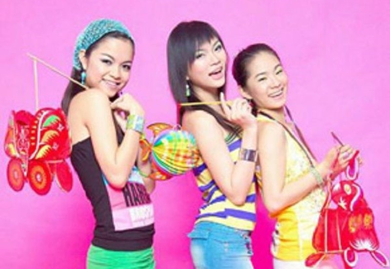 Nhóm H.A.T thành lập năm 2004, gồm các ca sĩ: Lương Bích Hữu (ngoài cùng bên phải), Thu Thủy (giữa) và Phạm Quỳnh Anh. Khi Thu Thủy rời nhóm, Ngô Quỳnh Anh gia nhập nhóm H.A.T. Ảnh: Tiền Phong.