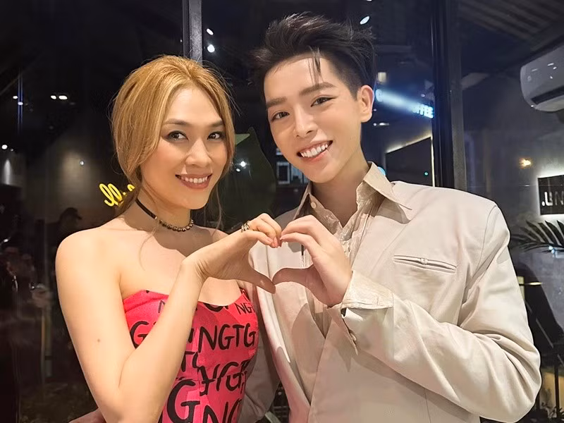 Khoảnh khắc tỏa sáng trên sóng truyền hình của Mỹ Tâm vào năm 2023 từng khiến học trò Đức Phúc bày tỏ sự "bấn loạn". "Tôi ngất lịm, tan chảy", "Sao có thể xao xuyến vậy hả trời", "Tôi u mê cô của tôi quá rồi", Đức Phúc viết. Ảnh: FB Đức Phúc.