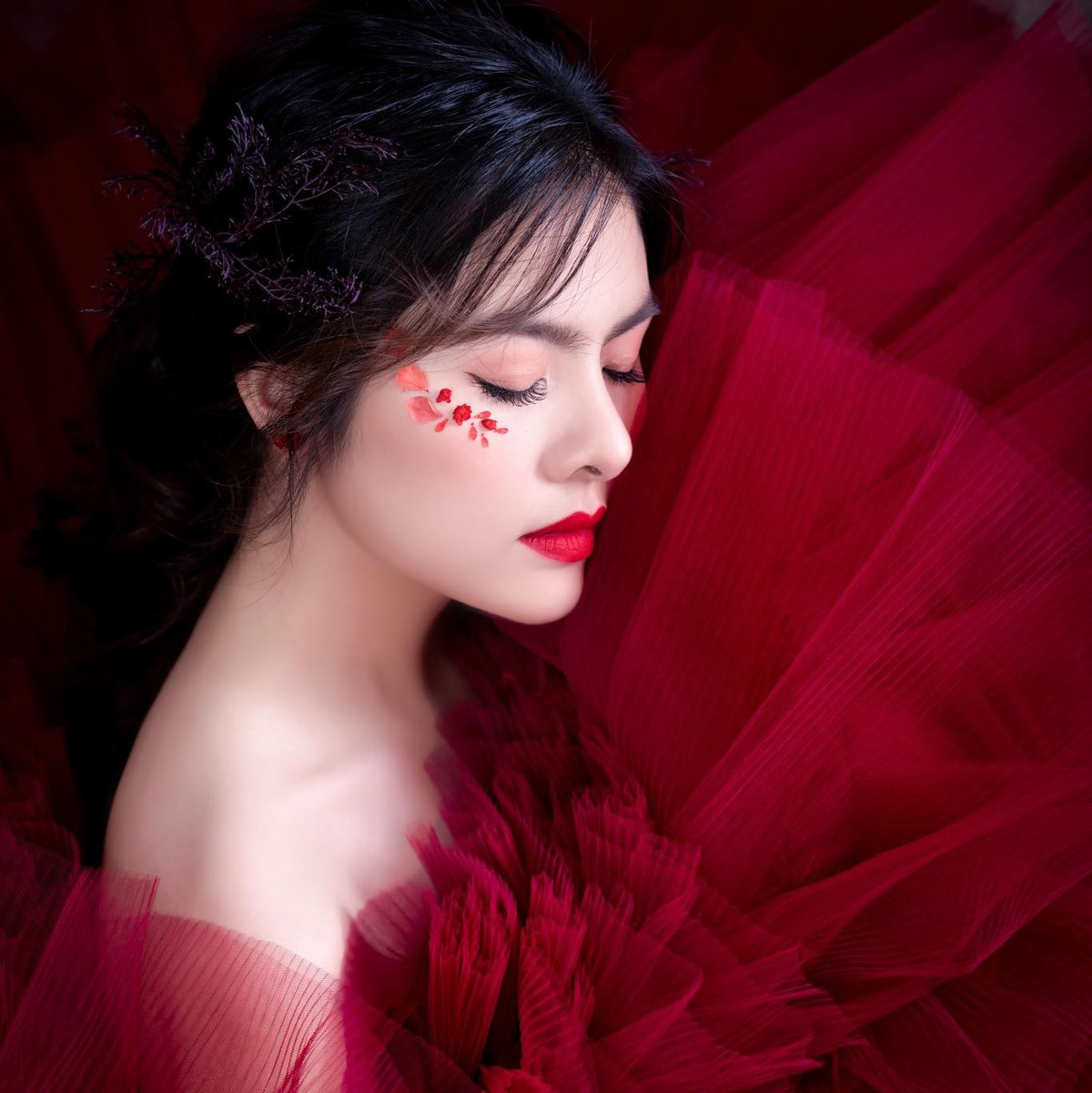 Trên màn ảnh rộng, nữ diễn viên để lại dấu ấn qua các dự án điện ảnh như Scandal: Bí mật thảm đỏ, Thiên mệnh anh hùng, Cô dâu đại chiến.