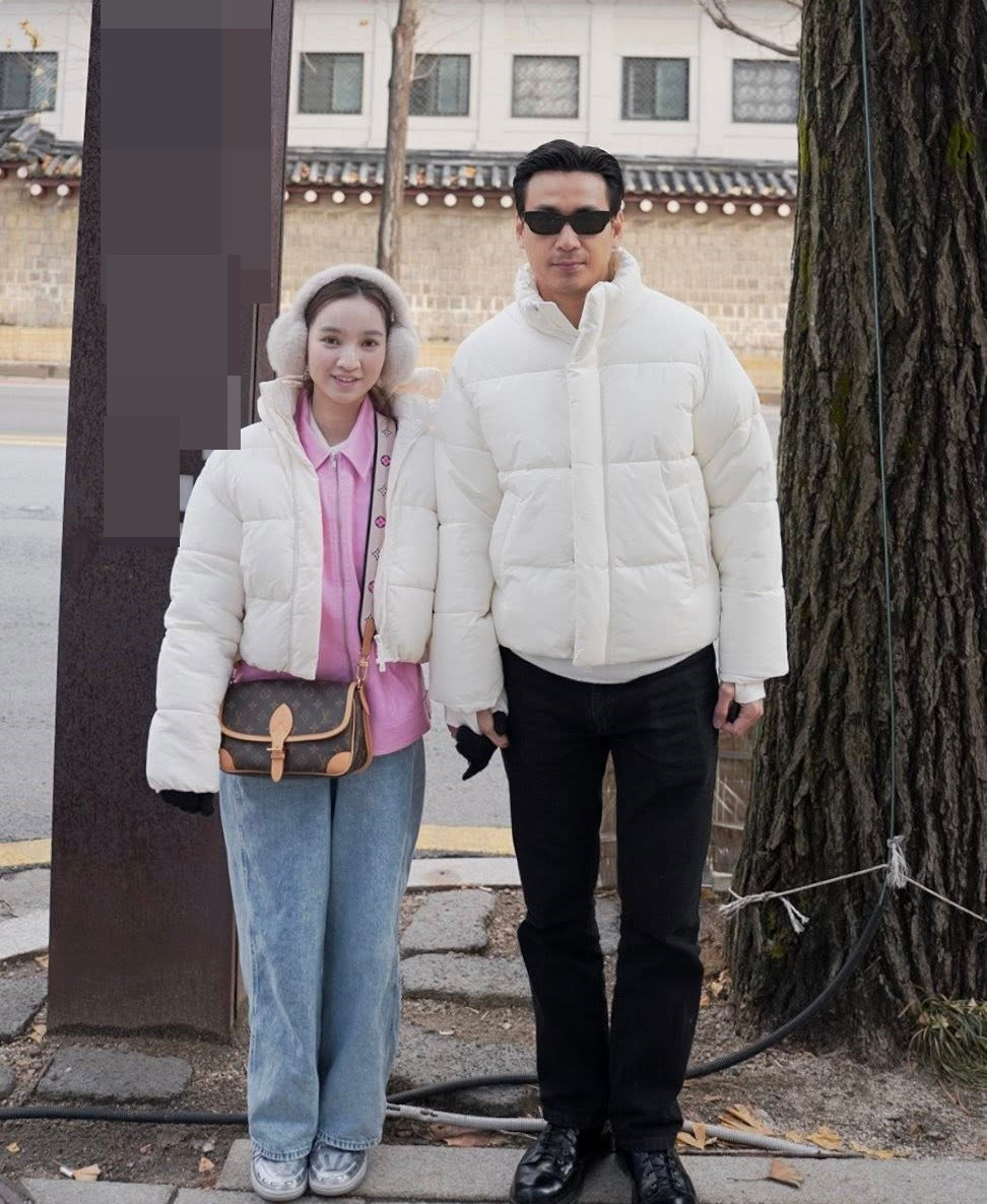 Lần đầu đến Hàn Quốc, vợ Ngọc Thuận cho biết, cô khám phá ẩm thực, ngắm tuyết rơi. Ảnh: FB Ngọc Thuận.