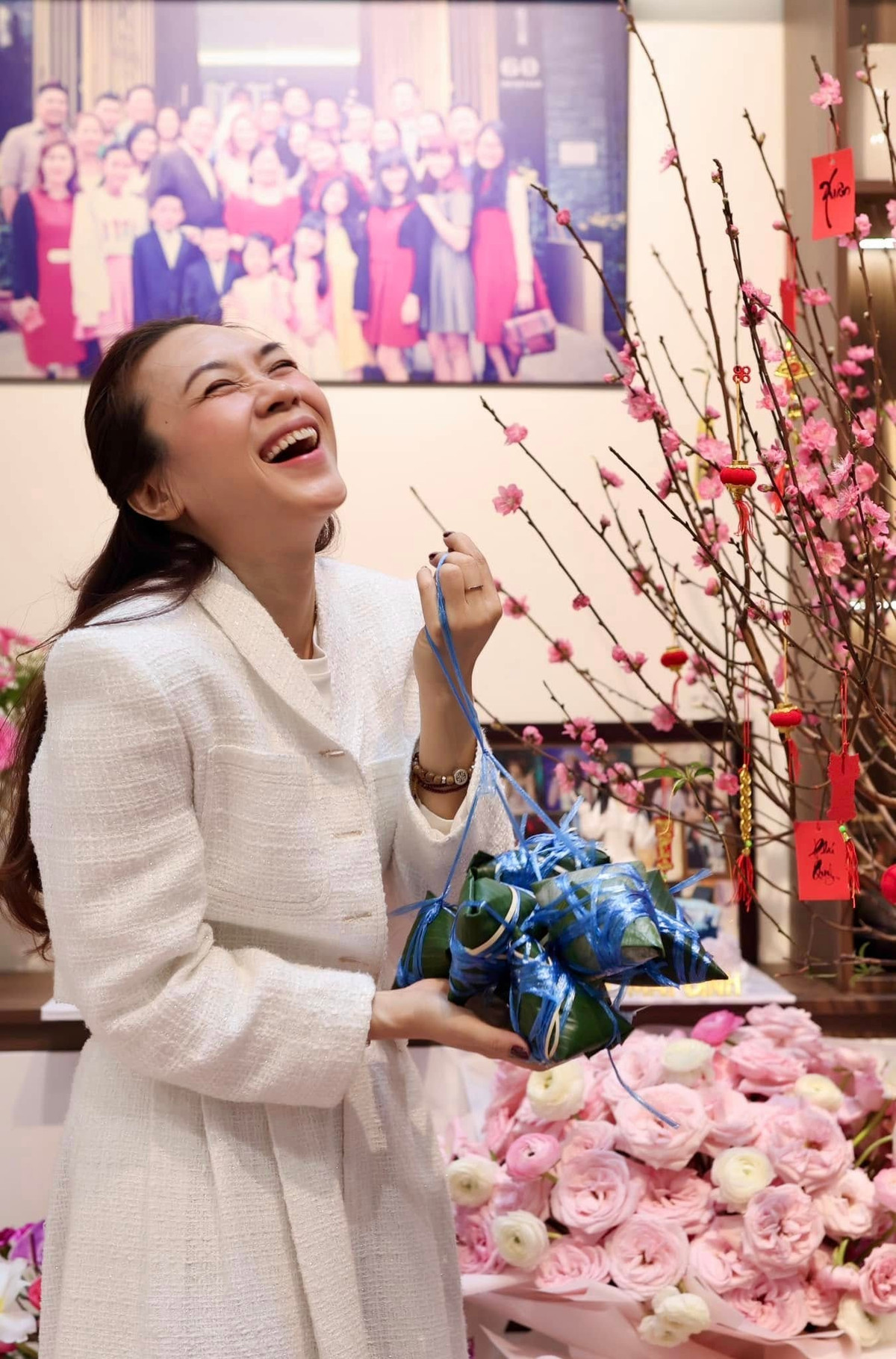 Nữ ca sĩ hào hứng khoe thành quả làm bánh ăn Tết, không giấu được niềm vui khi góp tay giữ gìn nếp nhà truyền thống.