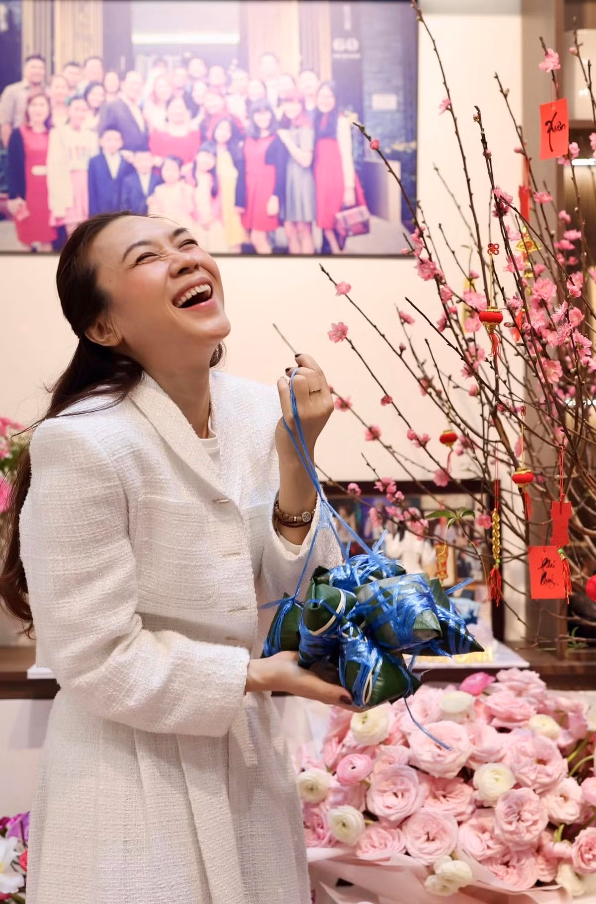 Nữ ca sĩ hào hứng khoe thành quả làm bánh ăn Tết, không giấu được niềm vui khi góp tay giữ gìn nếp nhà truyền thống.