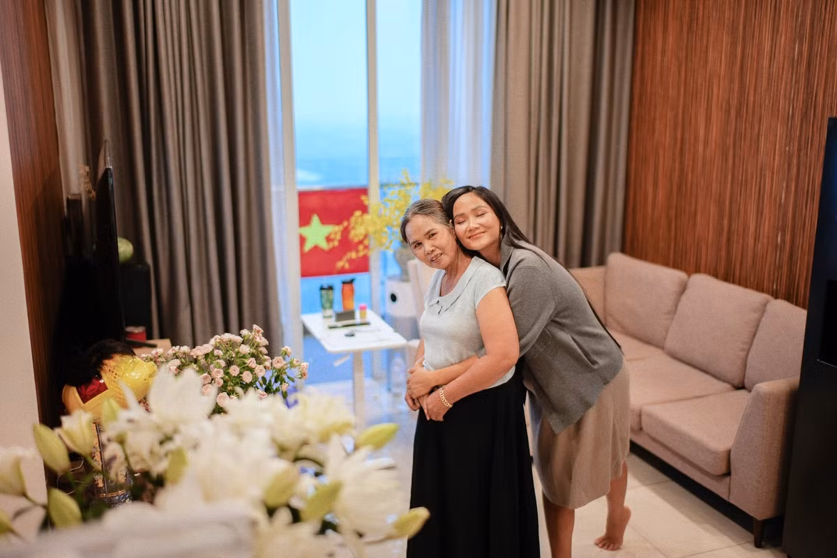 Tuấn Khôi chia sẻ hình ảnh mẹ ruột của H'hen Niê lên TP HCM nấu ăn, chăm sóc nàng hậu lúc anh đi làm. Ảnh: FB Tuấn Khôi.