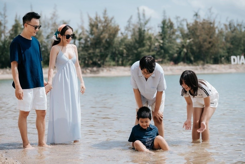 "Trong tình cảm tôi rất nghiêm túc, Thảo còn nghiêm túc hơn cả tôi, cho nên tôi nghĩ, sự tương quan qua lại, học hỏi lẫn nhau rất quan trọng nhưng về cơ bản, tôi tin mình chọn đúng người", Hoàng Bách nói. Ảnh: FB Thanh Thảo.