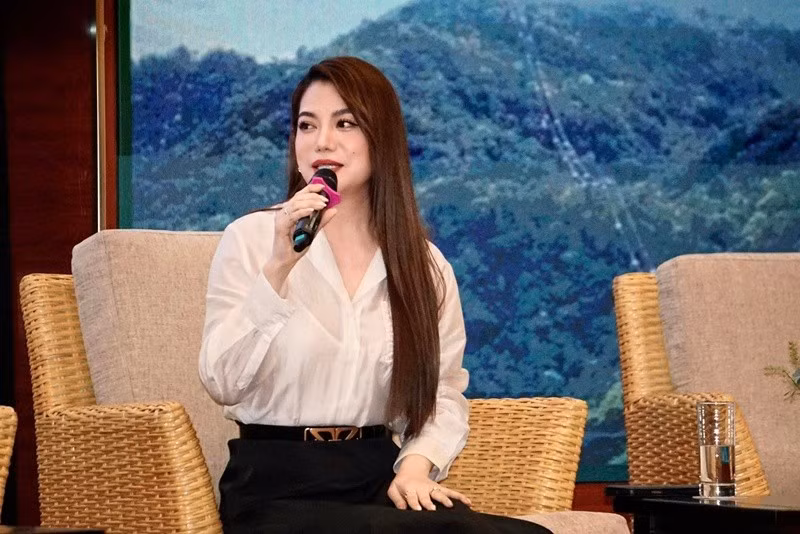 Trương Ngọc Ánh đề nghị đối tác nhanh chóng thanh toán. “9 tháng nay bên em chịu đựng nhiều sự hiểu lầm và thị phi em vẫn im lặng và nhẹ nhàng lịch sự để giữ mặt mũi cho anh nhưng ai cảm thông cho bên em. Anh như vậy thì ai dám làm tiếp với anh mà anh cứ kêu bên em làm tiếp. Đề nghị anh giải quyết”, Trương Ngọc Ánh nhấn mạnh. Ảnh: FB Trương Ngọc Ánh.