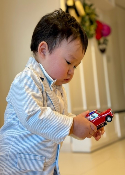 Hà Anh viết: “Xả hết hình vì biết hình nào cũng được yêu. Luca cuối tuần sinh nhật 1 tuổi rồi cả nhà ạ! Mẹ đang lên đồ dần!”.