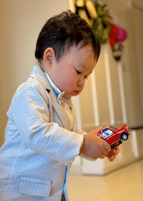 Hà Anh viết: “Xả hết hình vì biết hình nào cũng được yêu. Luca cuối tuần sinh nhật 1 tuổi rồi cả nhà ạ! Mẹ đang lên đồ dần!”.