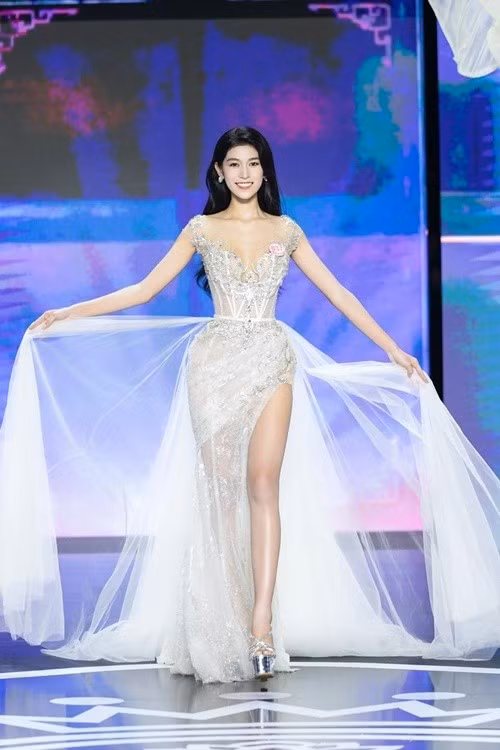 Trong đêm chung khảo Hoa hậu Việt Nam 2024, Thanh Thảo cùng 40 thí sinh tranh tài. Cô ghi tên mình vào top 32 rồi top 25. Ảnh: FB Hoa hậu Việt Nam.