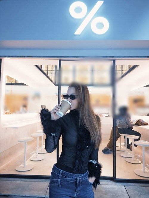 “Còn được xếp hàng sau lưng thần tượng Xa Thi Mạn, Trần Hào, Huỳnh Tông Trạch khi cùng ăn trưa trong căn tin nữa chứ… thân quen tới mức còn định tới gặp họ nói chuyện bằng Tiếng Việt. Mới đó mà 21 năm rồi", nữ ca sĩ viết trên trang cá nhân.