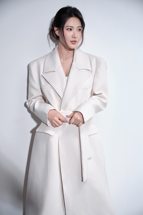 Minh Trang tốt nghiệp Trường Đại học Sân khấu – Điện ảnh Hà Nội. Trước Không giới hạn, cô từng góp mặt trong nhiều dự án truyền hình như Bạch mã hoàng tử, Cây táo nở hoa, Tình khúc Bạch Dương, Chọc tức vợ yêu, Yêu trước ngày cưới.