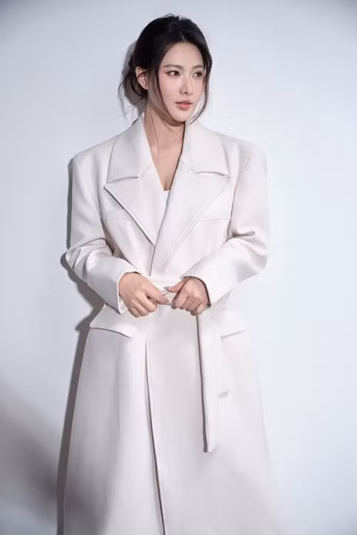 Minh Trang tốt nghiệp Trường Đại học Sân khấu – Điện ảnh Hà Nội. Trước Không giới hạn, cô từng góp mặt trong nhiều dự án truyền hình như Bạch mã hoàng tử, Cây táo nở hoa, Tình khúc Bạch Dương, Chọc tức vợ yêu, Yêu trước ngày cưới.