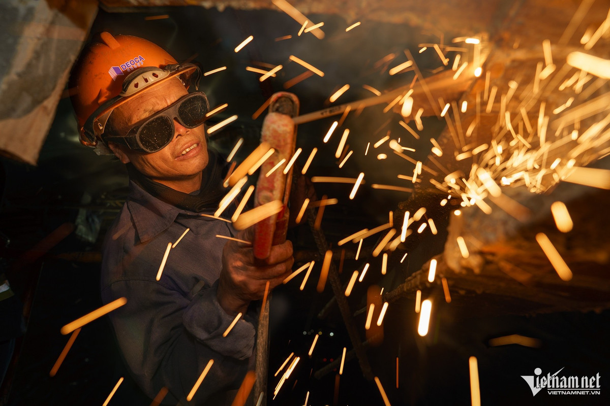 đoạn”, anh nói. Anh Đặng Tuấn (thi công cốp pha vách hầm) cho biết, dù ngày thường hay ngày lễ, anh em vẫn bám công trường, sẵn sàng làm ca đêm, làm liên tục để kịp tiến độ. “Làm ca đêm đòi hỏi tập trung cao độ vì chỉ một sai lệch nhỏ cũng ảnh hưởng cả đoạn. Dù mệt mọi người vẫn kiên trì, cố gắng từng ngày với niềm tự hào góp phần xây dựng tuyến giao thông huyết mạch của đất nước”, anh chia sẻ.