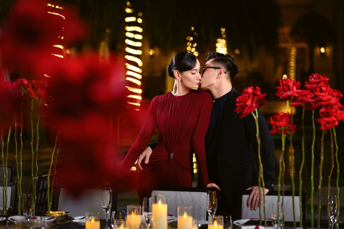 Lê Thúy - Đỗ An khóa môi ngọt ngào trong bữa tiệc.