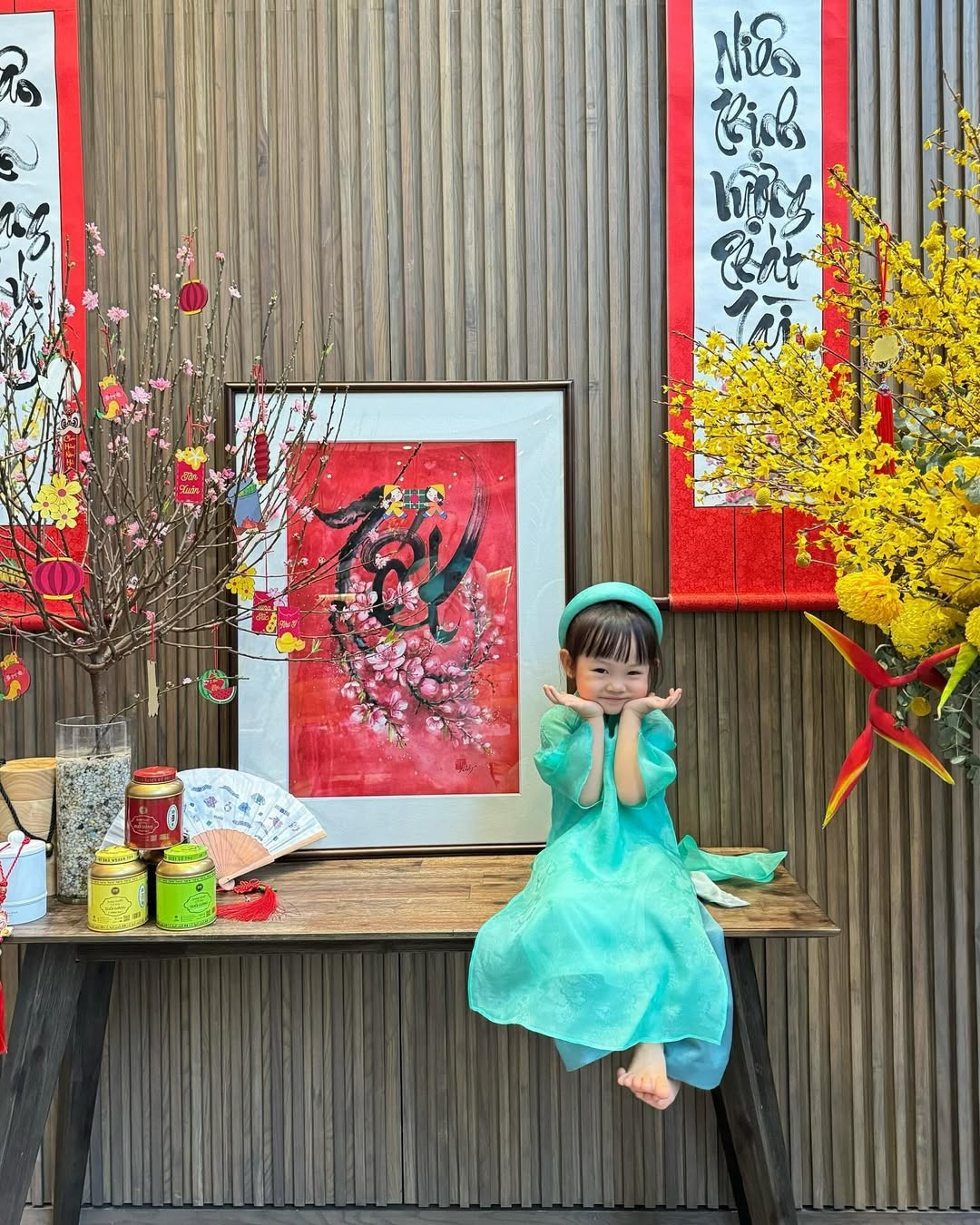 Tà áo dài giúp tôn lên vẻ đáng yêu, hồn nhiên của cô nhóc, từ ánh mắt trong veo đến nụ cười ngây thơ rất đỗi tự nhiên. Ảnh: Instagram Suchin - Sutin.