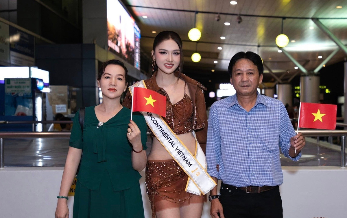 Tại sân bay, Thu Ngân được bố mẹ cổ vũ tinh thần.