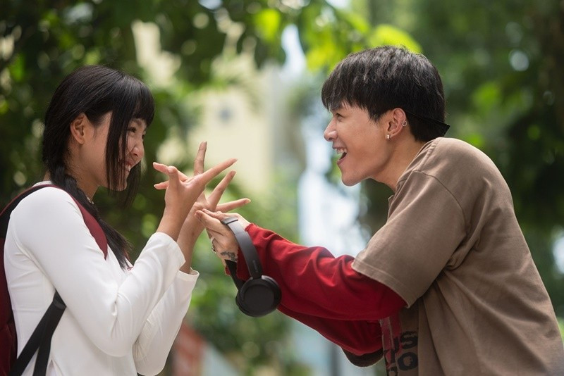 Nhân vật do Anh Tú Atus đảm nhận không chỉ là tuyến tình cảm song hành cùng An (Đoàn Minh Anh) mà còn trở thành “điểm va chạm” quan trọng trong cấu trúc gia đình ông Thạch (Trường Giang). Ảnh: Tiền Phong.