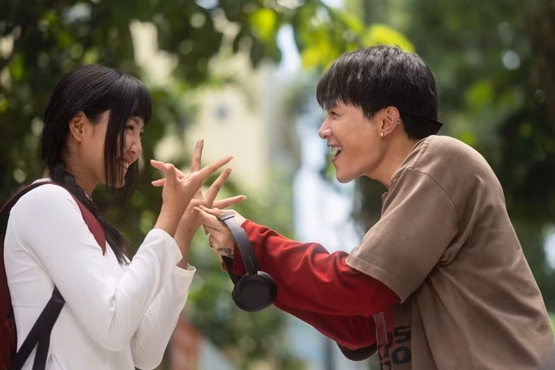 Nhân vật do Anh Tú Atus đảm nhận không chỉ là tuyến tình cảm song hành cùng An (Đoàn Minh Anh) mà còn trở thành “điểm va chạm” quan trọng trong cấu trúc gia đình ông Thạch (Trường Giang). Ảnh: Tiền Phong.