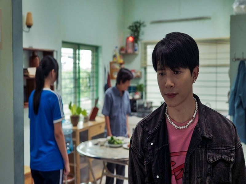 Mối quan hệ trong trẻo của An - Phát nhanh chóng biến thành chuỗi tình huống tréo ngoe, nơi sự vụng về của tuổi mới lớn va vào nỗi lo lắng của người làm cha. Ảnh: Tiền Phong.