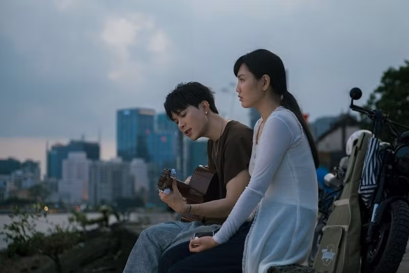 An lặng lẽ giấu ba để hẹn hò cùng Phát. Hành động nhỏ này đã vô tình chạm vào “luật bất thành văn” lớn nhất của gia đình là không được nói dối. Ảnh: Tiền Phong.